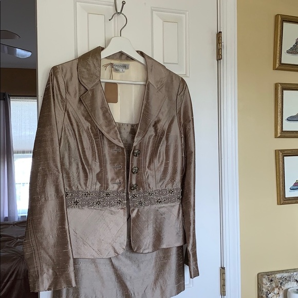 Woman’s beige 2 piece suit - Picture 1 of 7
